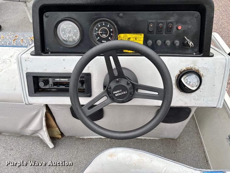 image for item FC5605 1992 Sun Tracker  Bass Buggy 18 pontoon boat