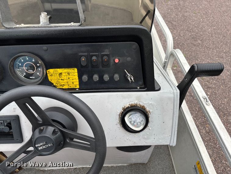 image for item FC5605 1992 Sun Tracker  Bass Buggy 18 pontoon boat
