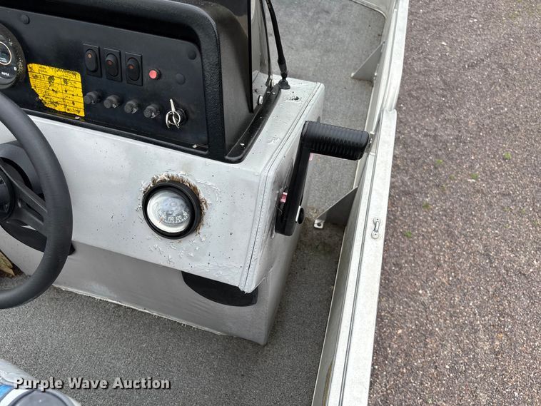 image for item FC5605 1992 Sun Tracker  Bass Buggy 18 pontoon boat