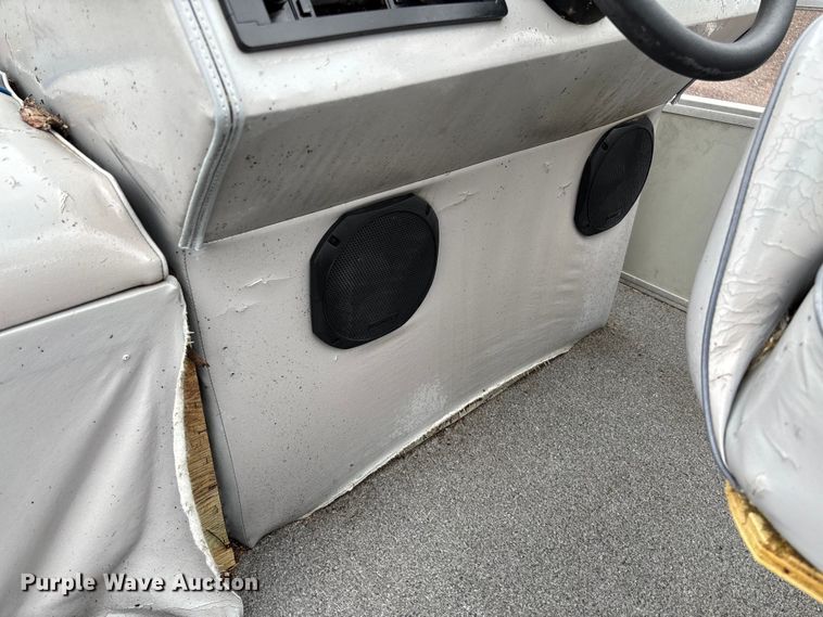 image for item FC5605 1992 Sun Tracker  Bass Buggy 18 pontoon boat
