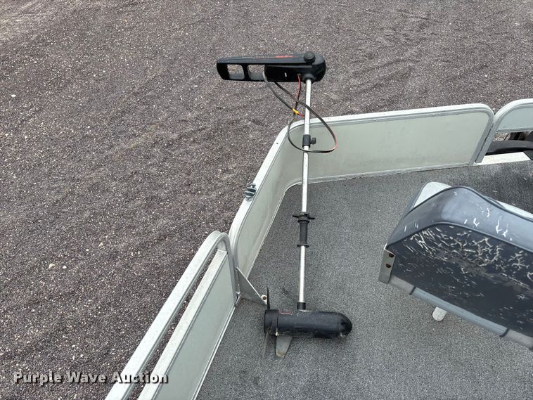image for item FC5605 1992 Sun Tracker  Bass Buggy 18 pontoon boat