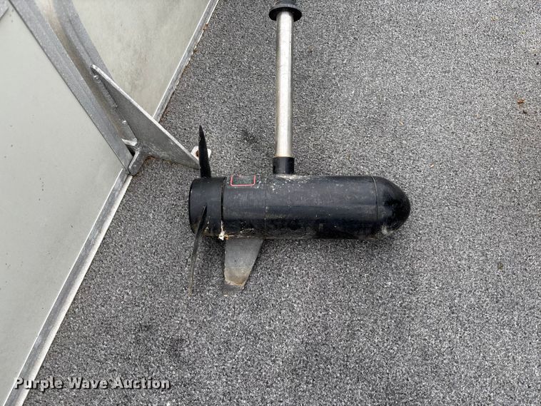 image for item FC5605 1992 Sun Tracker  Bass Buggy 18 pontoon boat