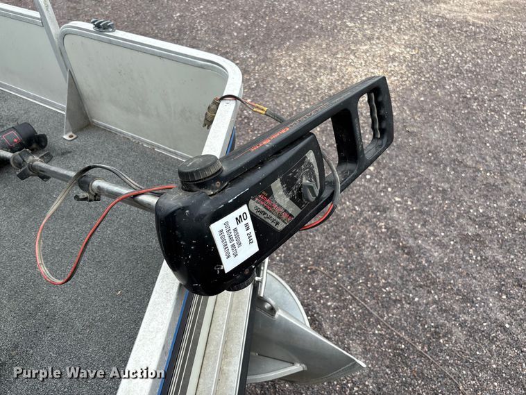 image for item FC5605 1992 Sun Tracker  Bass Buggy 18 pontoon boat