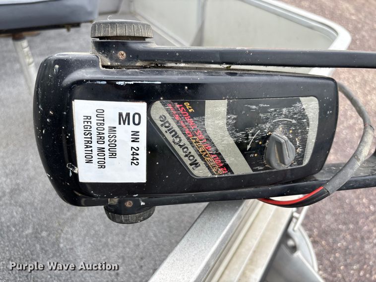image for item FC5605 1992 Sun Tracker  Bass Buggy 18 pontoon boat
