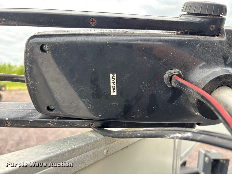 image for item FC5605 1992 Sun Tracker  Bass Buggy 18 pontoon boat