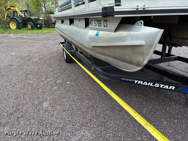 image for item FC5605 1992 Sun Tracker  Bass Buggy 18 pontoon boat