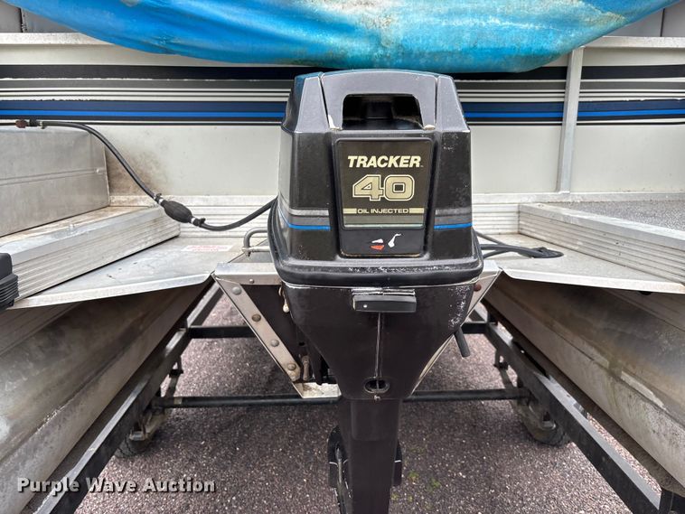 image for item FC5605 1992 Sun Tracker  Bass Buggy 18 pontoon boat