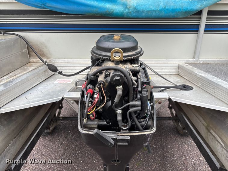 image for item FC5605 1992 Sun Tracker  Bass Buggy 18 pontoon boat