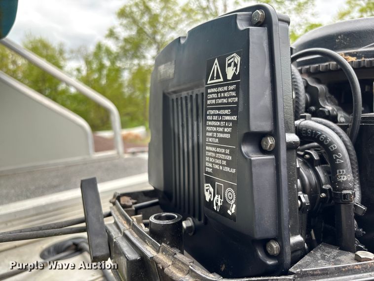 image for item FC5605 1992 Sun Tracker  Bass Buggy 18 pontoon boat