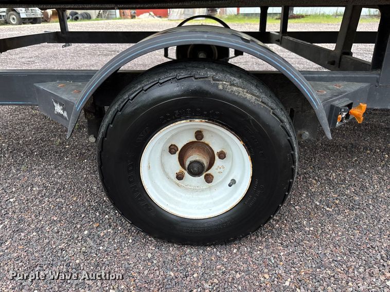 image for item FC5605 1992 Sun Tracker  Bass Buggy 18 pontoon boat