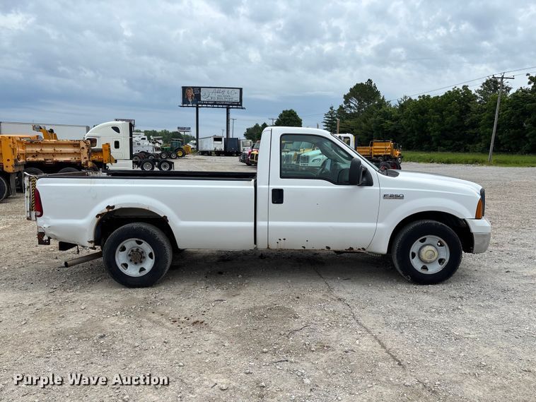 image for item FC5848 2006 Ford F250 Super Duty XL pickup truck