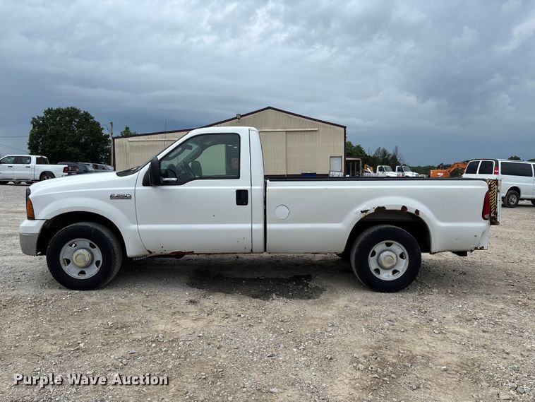 image for item FC5848 2006 Ford F250 Super Duty XL pickup truck