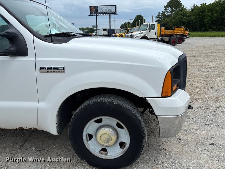 image for item FC5848 2006 Ford F250 Super Duty XL pickup truck