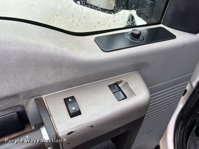 image for item FG0489 2016 Ford F250 Super Duty XLT pickup truck