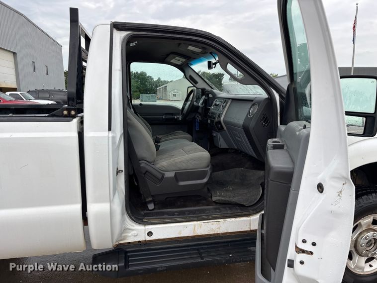 image for item FG0489 2016 Ford F250 Super Duty XLT pickup truck