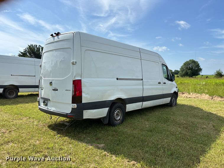 image for item FG0494 2019 Freightliner Sprinter 2500 van