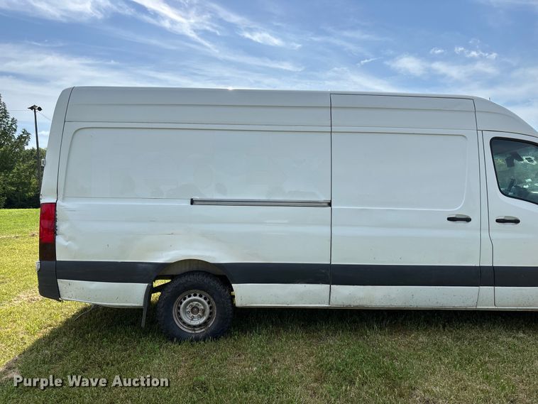 image for item FG0494 2019 Freightliner Sprinter 2500 van