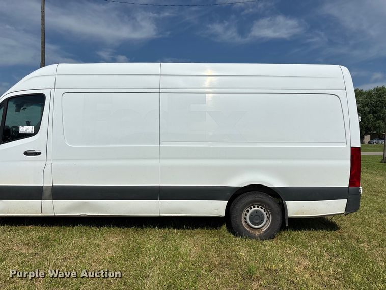 image for item FG0494 2019 Freightliner Sprinter 2500 van