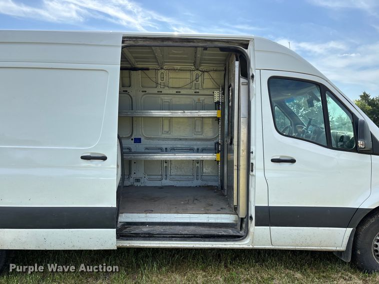 image for item FG0494 2019 Freightliner Sprinter 2500 van