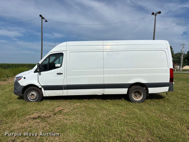 image for item FG0495 2019 Freightliner Sprinter 4500 van