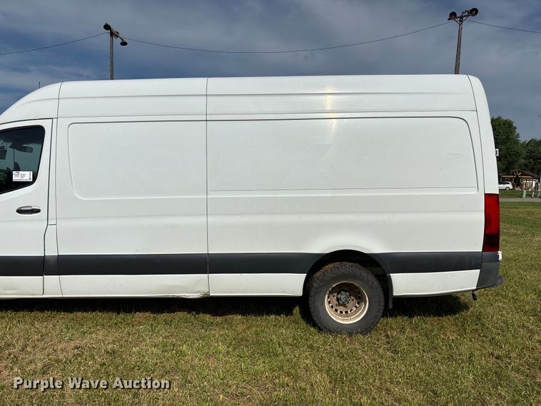 image for item FG0495 2019 Freightliner Sprinter 4500 van