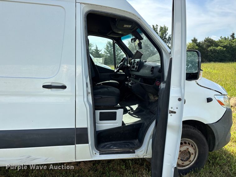image for item FG0495 2019 Freightliner Sprinter 4500 van