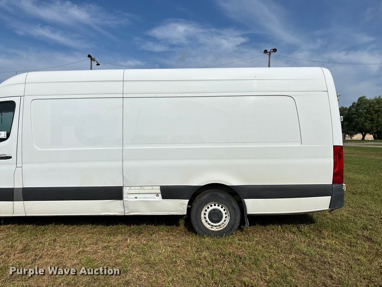 image for item FG0496 2019 Freightliner Sprinter 2500 van