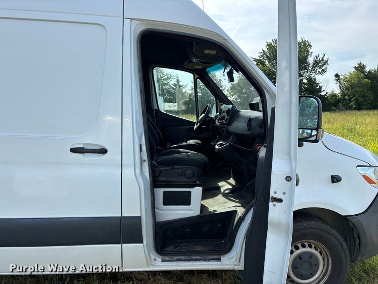 image for item FG0496 2019 Freightliner Sprinter 2500 van