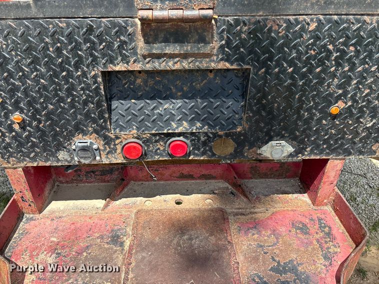 image for item FG0511 2011 Ford F350 Super Duty Crew Cab flatbed pickup truck