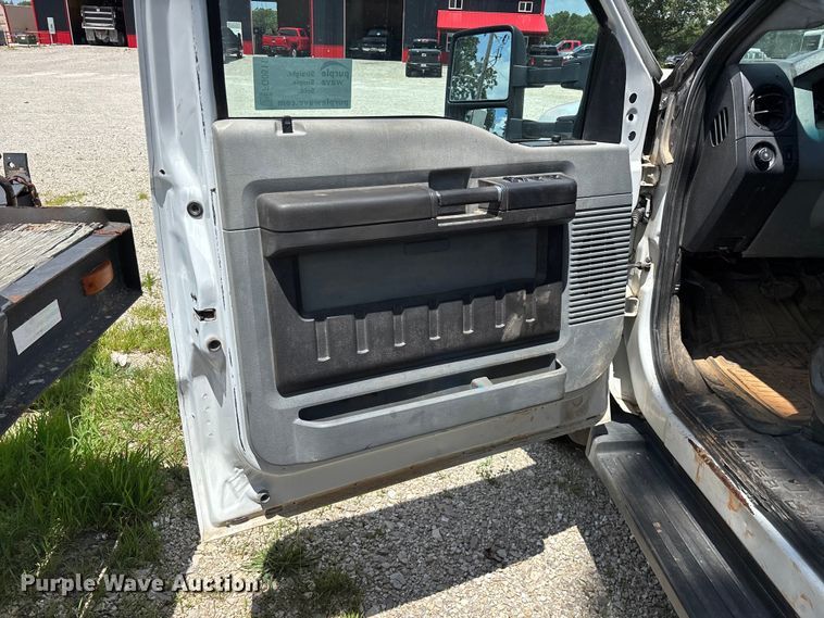 image for item FG0511 2011 Ford F350 Super Duty Crew Cab flatbed pickup truck