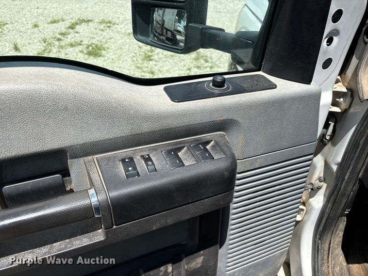 image for item FG0511 2011 Ford F350 Super Duty Crew Cab flatbed pickup truck