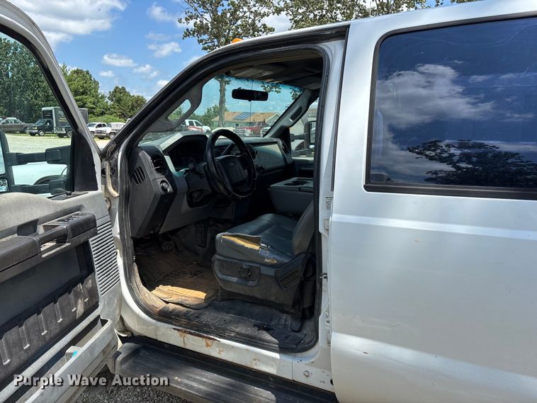 image for item FG0511 2011 Ford F350 Super Duty Crew Cab flatbed pickup truck