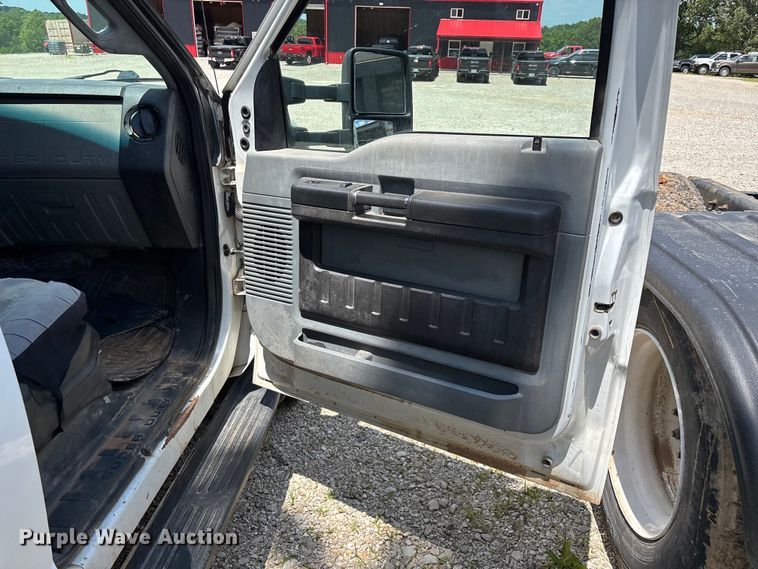 image for item FG0511 2011 Ford F350 Super Duty Crew Cab flatbed pickup truck