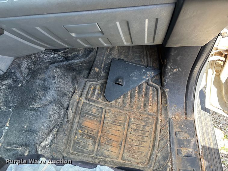 image for item FG0511 2011 Ford F350 Super Duty Crew Cab flatbed pickup truck