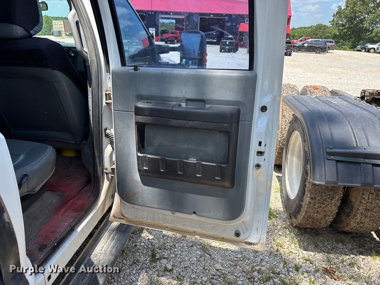 image for item FG0511 2011 Ford F350 Super Duty Crew Cab flatbed pickup truck