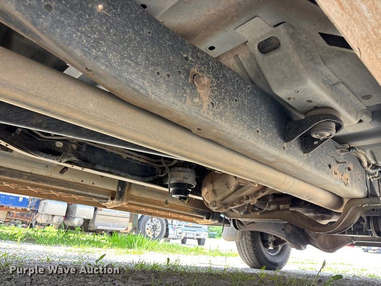 image for item FG0511 2011 Ford F350 Super Duty Crew Cab flatbed pickup truck