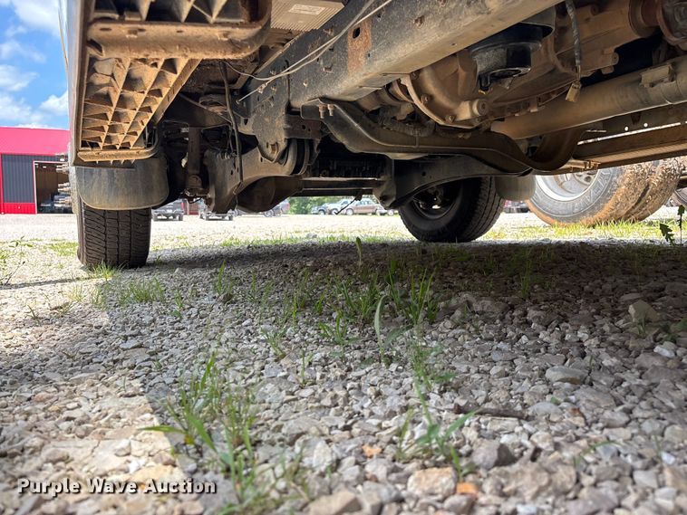 image for item FG0511 2011 Ford F350 Super Duty Crew Cab flatbed pickup truck