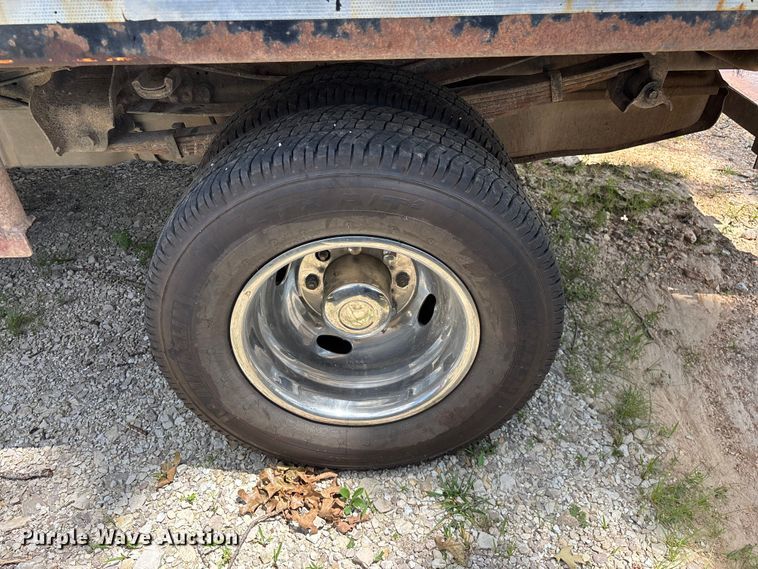 image for item FG0511 2011 Ford F350 Super Duty Crew Cab flatbed pickup truck