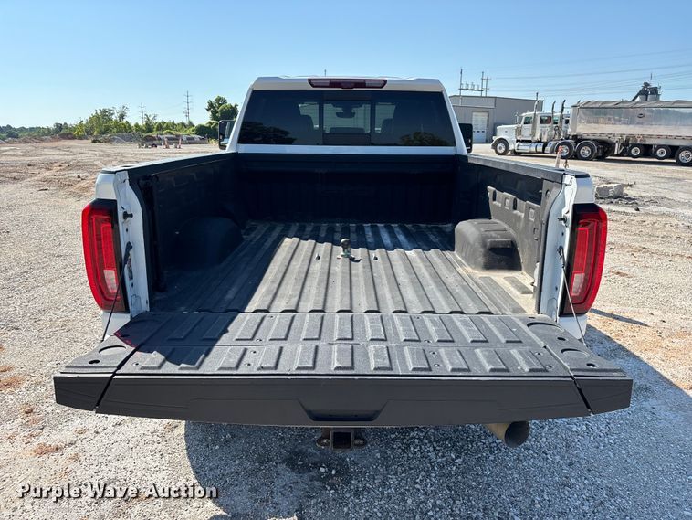 image for item FG0518 2023 GMC Sierra 3500HD Crew Cab pickup truck