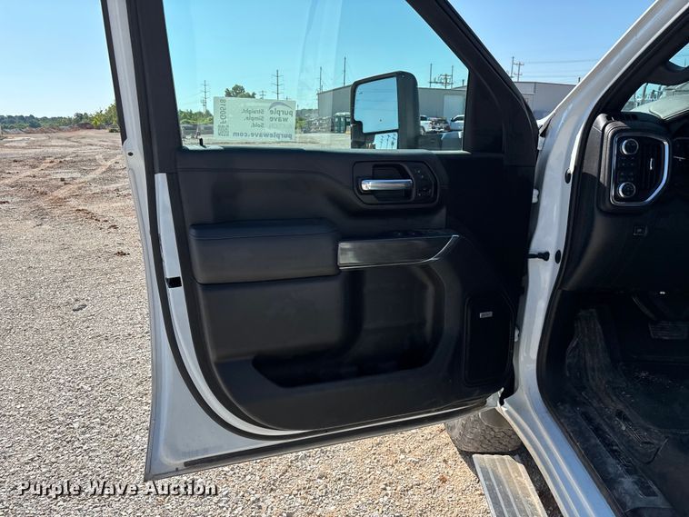 image for item FG0518 2023 GMC Sierra 3500HD Crew Cab pickup truck