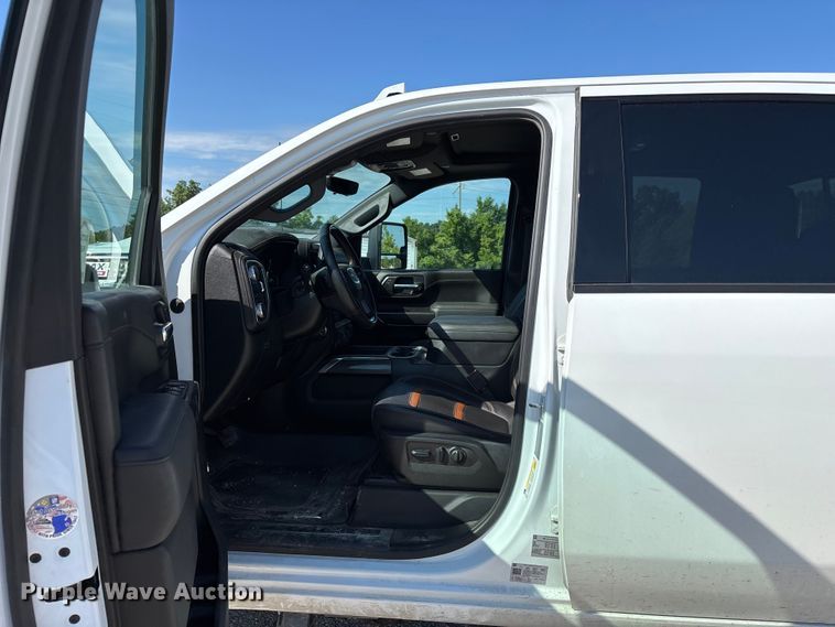 image for item FG0518 2023 GMC Sierra 3500HD Crew Cab pickup truck