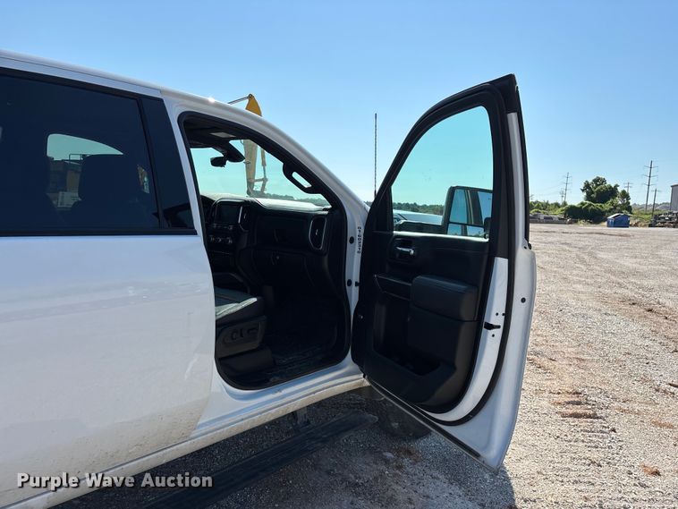 image for item FG0518 2023 GMC Sierra 3500HD Crew Cab pickup truck