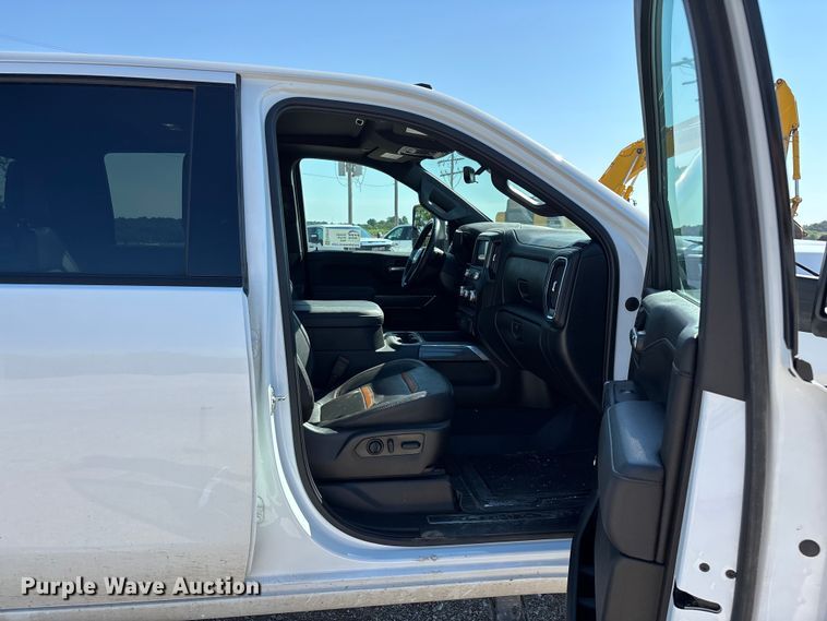 image for item FG0518 2023 GMC Sierra 3500HD Crew Cab pickup truck