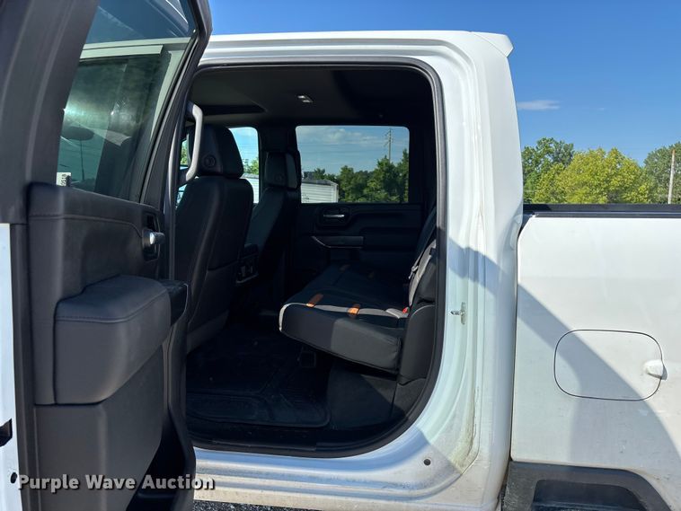 image for item FG0518 2023 GMC Sierra 3500HD Crew Cab pickup truck