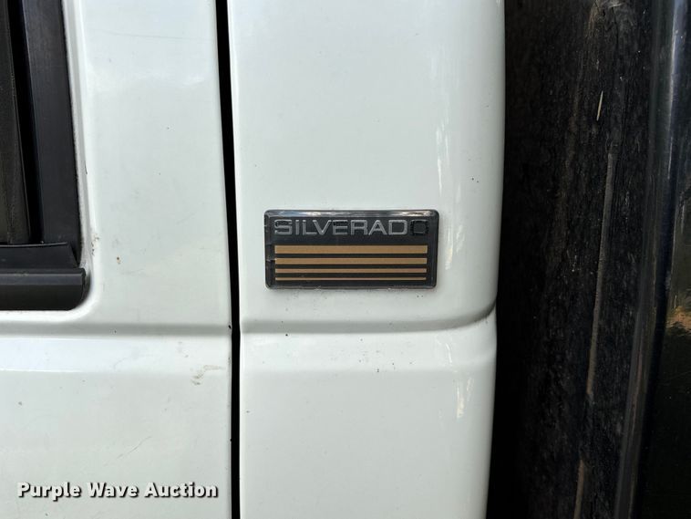 image for item FG0525 1997 Chevrolet Silverado 3500 flatbed pickup truck