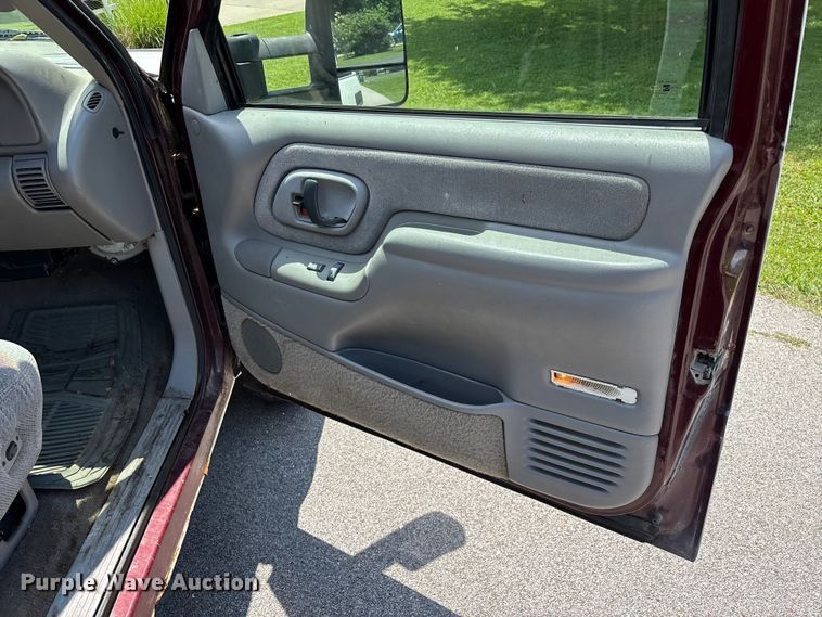 image for item FG0525 1997 Chevrolet Silverado 3500 flatbed pickup truck