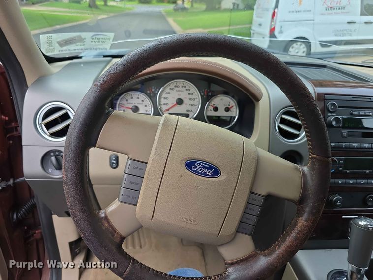 image for item FH6185 2005 Ford F150 Crew Cab pickup truck