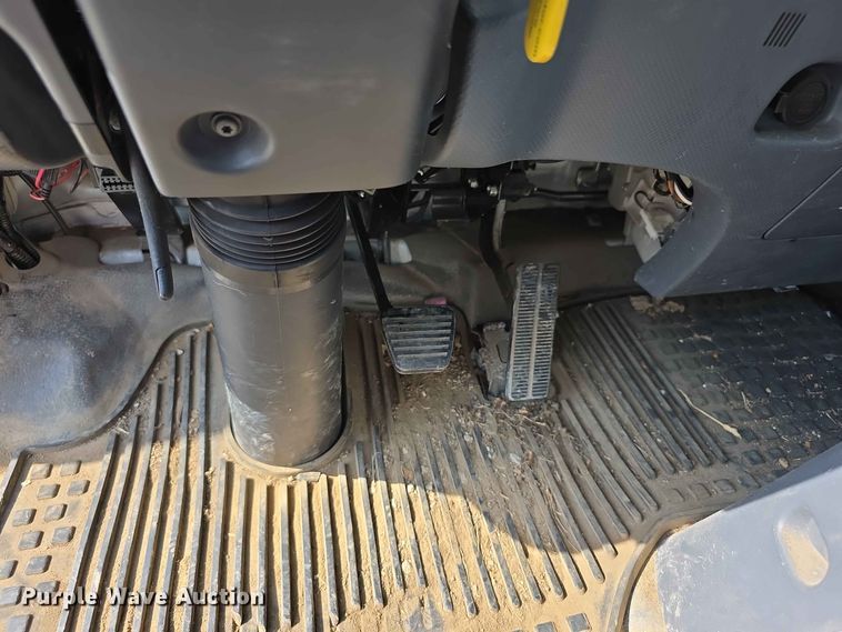 image for item FH6234 2017 Isuzu NPR box truck