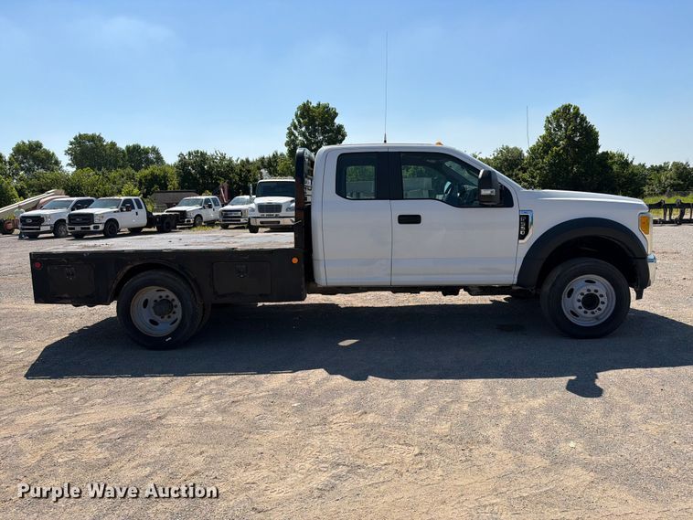 image for item FI0275 2017 Ford F550 Super Duty Ext. Cab flatbed truck