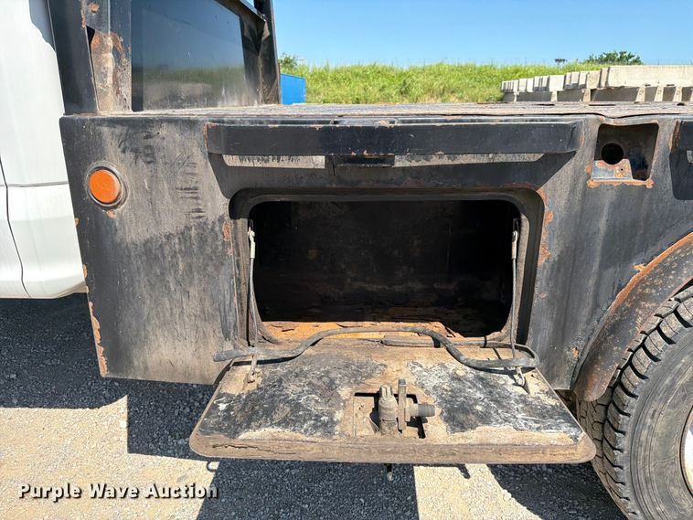 image for item FI0275 2017 Ford F550 Super Duty Ext. Cab flatbed truck